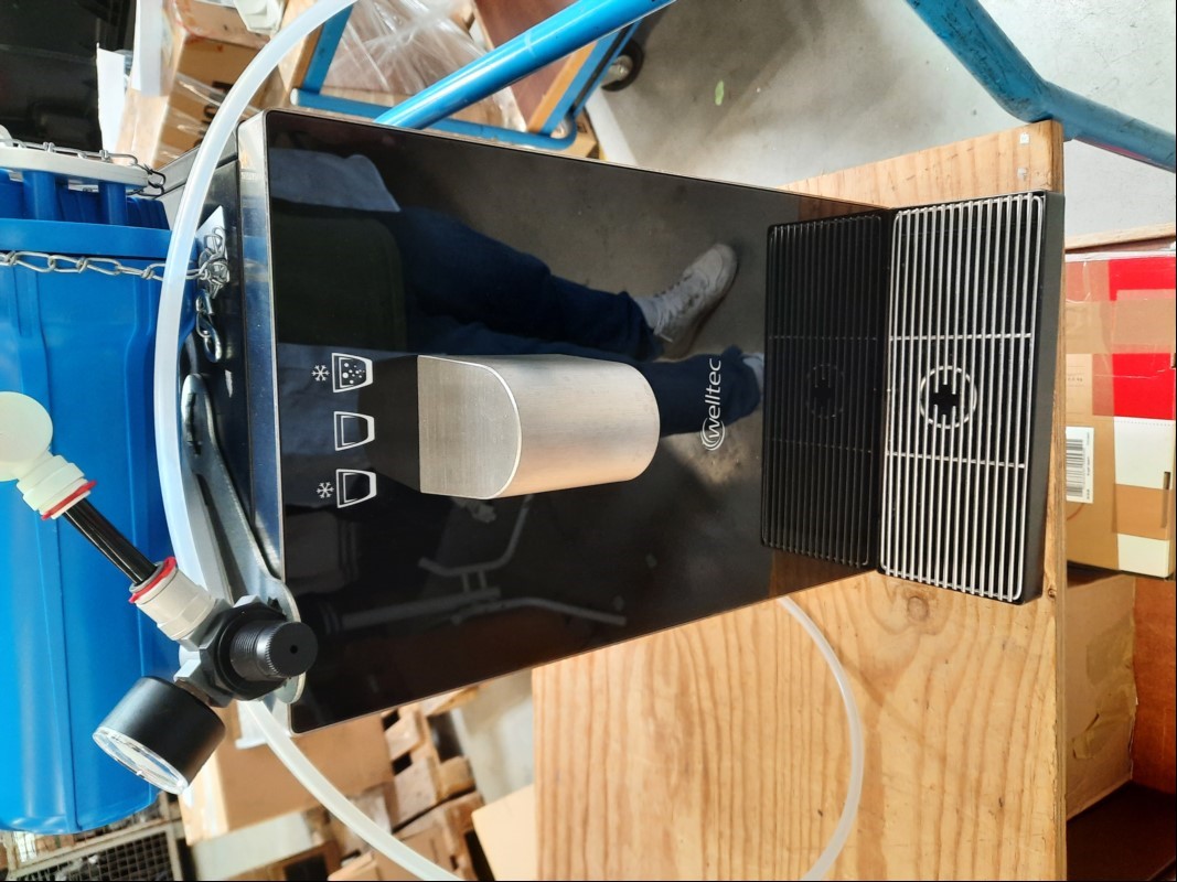 Tafelwasseranlage Welltec CUBE Compact mit Festwasseranschluss und Zubehör, Sticker-Klebereste an der rechten Seite, siehe Bilder, Gerät nur elektrisch geprüft (Gerät lässt sich einschalten, LED\'s an der Front leuchten blau, keine weiteren Tests d...