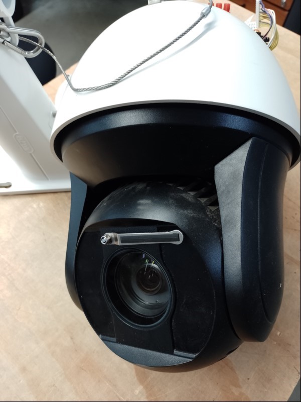 HIKVISION 8-Zoll 2 MP 42x Darkfighter IR DS-2DF8242IX-AELW IP Network Dome Speed Kamera, Inbetriebnahme: 02.2023, 2 Fixierschrauben für den Arm fehlen - komplett ungeprüft! (ID=V14-12)