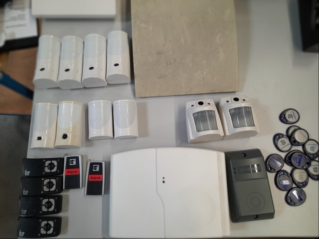 Teile aus Videofied Alarmanlage, siehe Bilder,  alles ungeprüft, keine Garantie auf Funktion und Vollständigkeit (ID=V03-23)