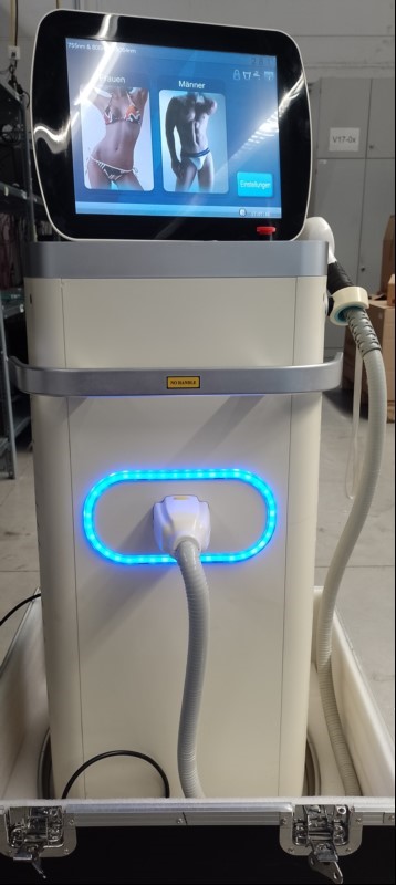 Laserhaarentfernungsgerät Diodenlaser in Transportbox auf Rollen, mit Touchdisplay, Zähler Laserschüsse laut Menü: 1593593, Gehäuse ist vergilbt und hat 2 Bruchstellen (siehe Bilder), Seriennummer: 6-1253120664, Gerät lässt sich einstellen und bed...