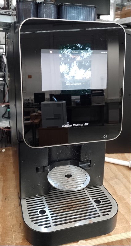 Kaffeeautomat Kaffee Partner BARISTA Select, ohne Schlüssel, an der Tropfschale verschmutzt, kein Typenschild erkennbar, mit Becherausgabe und eine Kiste mit Zubehör (siehe Bilder), Inbetriebnahme: 07.2024, Gerät lässt sich einschalten - keine wei...