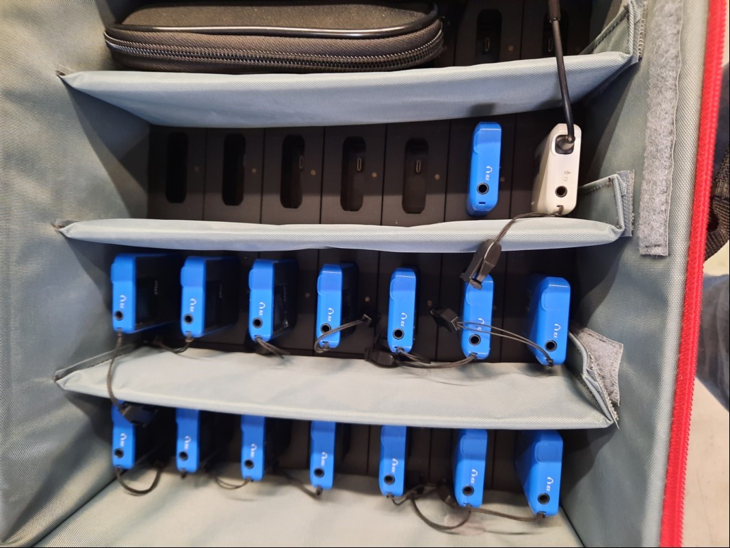 Personenführungsanlage TOM-Audio bestehend aus einerTasche mit intigrierter Ladestation für 35 x TG-100T / TG-100R, inkl. Netzteil, 15 x TOM Audio Geräte TG-100R, 1x Sender TG-100T, 1x Mikro, Bedienungsanleitung, diverse Kopfhörer und Umhänge-Bänd...