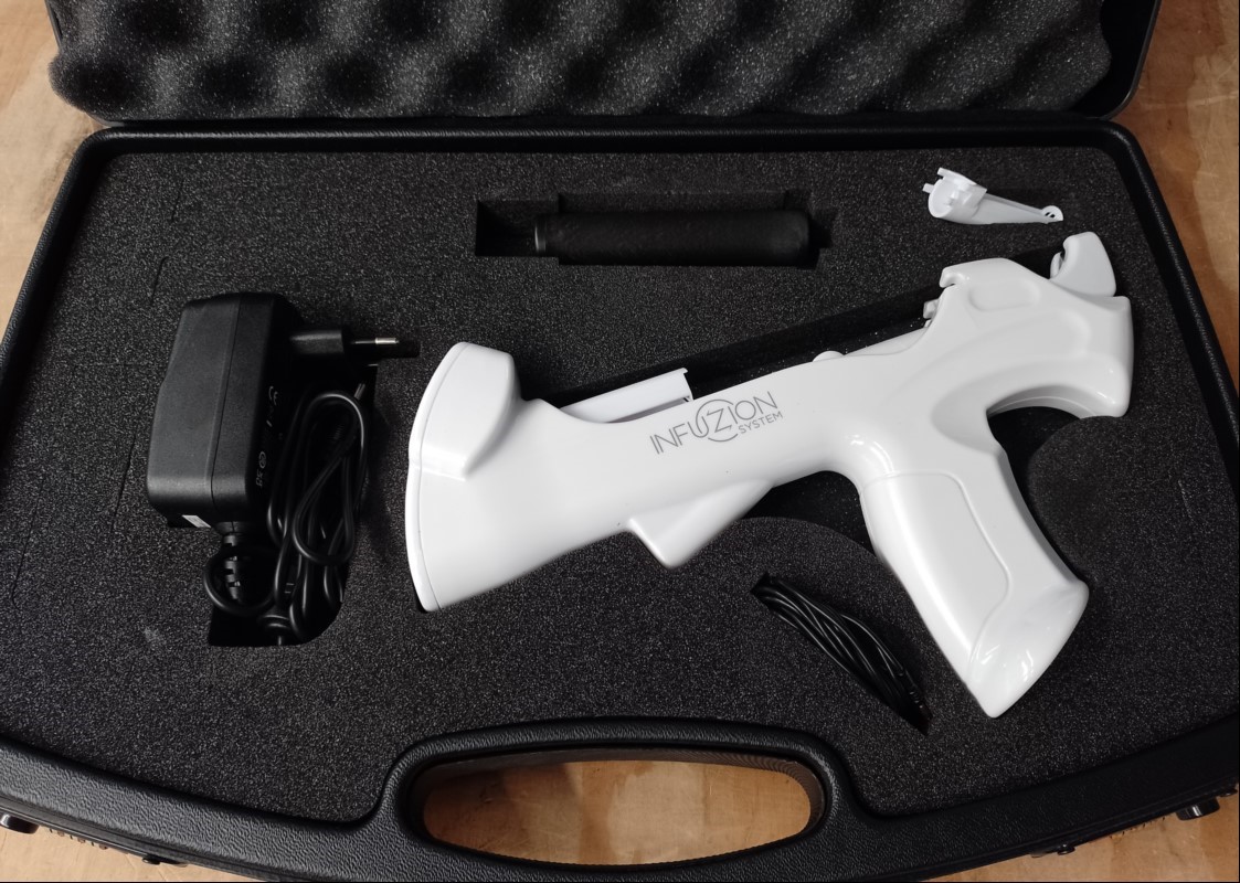 Infuzion System zur nicht-invasiven Anti-Aging Behandlung im Koffer, Seriennummer: 203-0440, Lieferumfang siehe Bilder, Gerät lässt sich einschalten - keine weiteren Tests durchgeführt! (ID=V02-44)