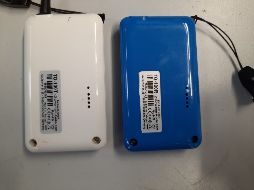 Personenführungsanlage TOM-Audio bestehend aus einerTasche mit intigrierter Ladestation für 35 x TG-100T / TG-100R, inkl. Netzteil, 15 x TOM Audio Geräte TG-100R, 1x Sender TG-100T, 1x Mikro, Bedienungsanleitung, diverse Kopfhörer und Umhänge-Bänd...