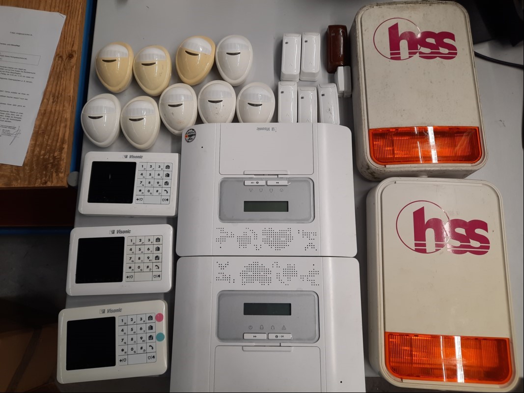 Teile aus Alarmanlage EMA PowerG, siehe Bilder, ungeprüft, keine Garantie auf Funktion und Vollständigkeit (ID=V07-73)