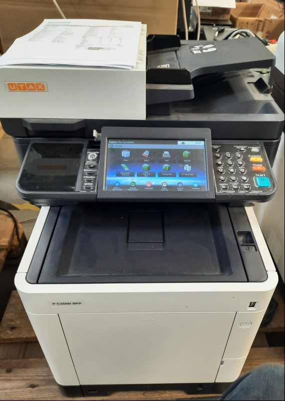 Utax P-C3566i MFP, SN:RC72Y12155, Inbetriebnahme 04/2023, Zähler laut Statusseite ca.2327 gesamt, Ausdrucke gut, Tonerstand über 50%, 1 Papierkassette, keine weiteren Tests durchgeführt, Gehäuse verschmutzt, Reinigung empfolen, keine Garantie auf ...