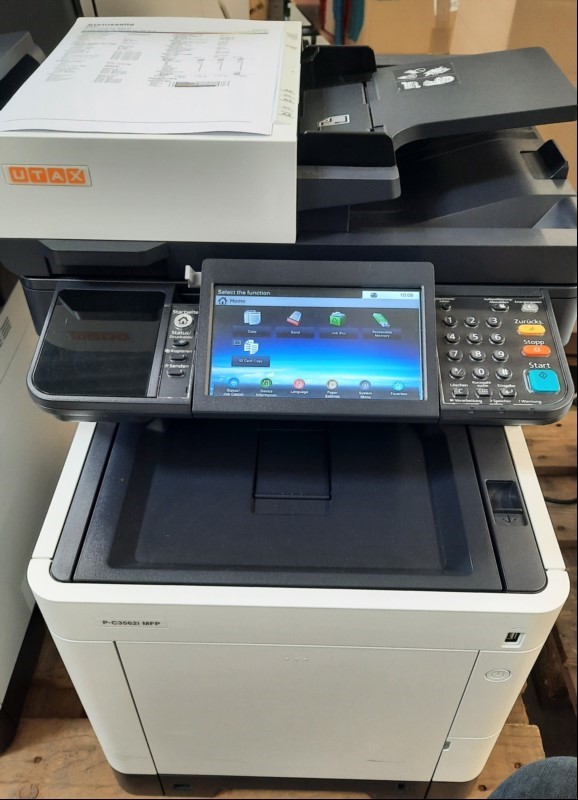 Utax P-C3562i MFP, SN:RC32Y05247, Inbetriebnahme 04/2023, Zähler laut Statusseite ca.5957 gesamt, Ausdrucke gut, Tonerstand bk: über 80%, color je ca. 20%,  1 Papierkassette, keine weiteren Tests durchgeführt, Gehäuse verschmutzt, Reinigung empfol...