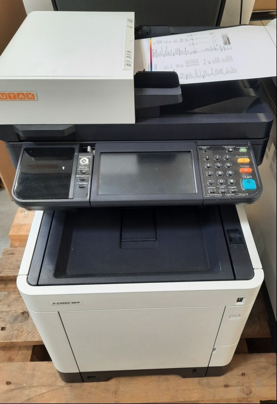 Utax P-C3562i MFP, SN:RC32Y05253, Inbetriebnahme 04/2023, Zähler laut Statusseite ca.6710 gesamt, Ausdrucke gut, Tonerstand
bk ca. 70% color je ca. 20%, 1 Papierkassette, keine weiteren Tests durchgeführt, Gehäuse verschmutzt, Reinigung empfolen,...