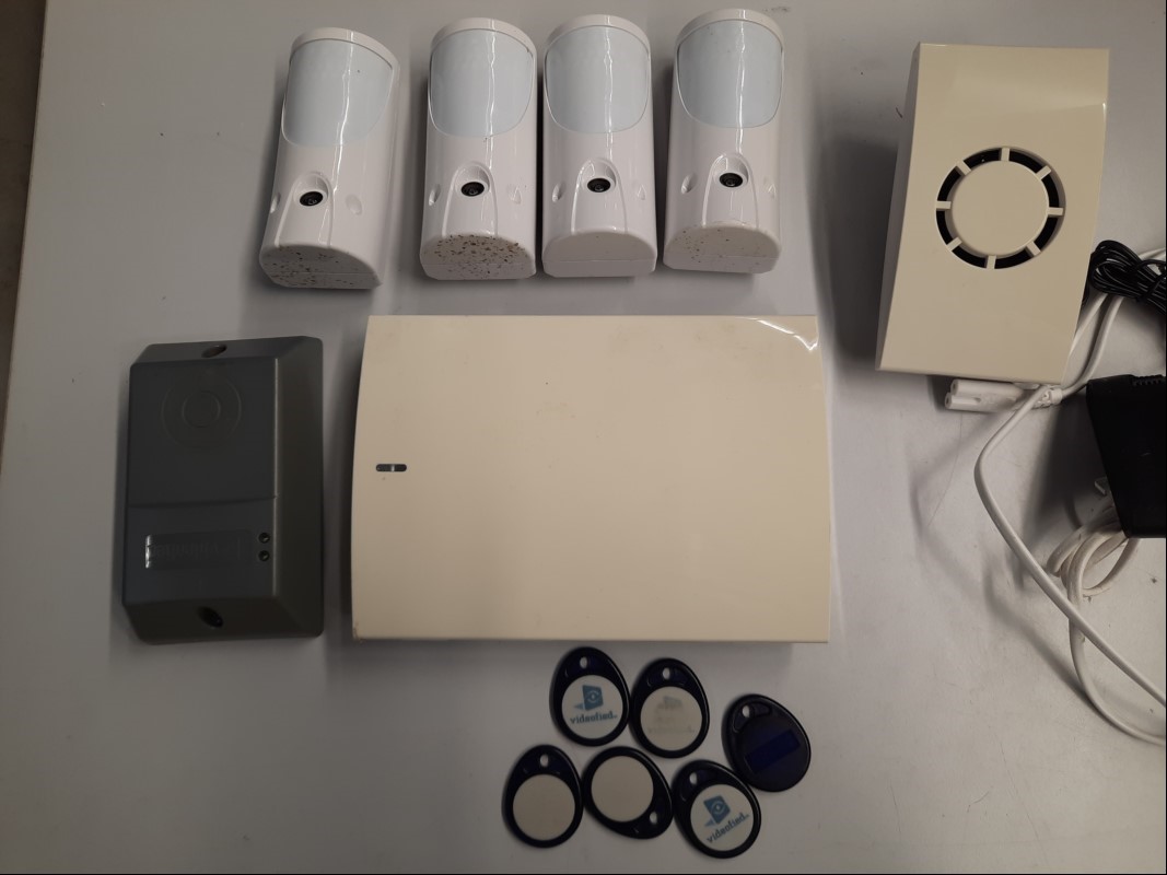 Teile aus Videofied Alarmanlage, siehe Bild,  alles ungeprüft, keine Garantie auf Funktion und Vollständigkeit (ID=V16-02)