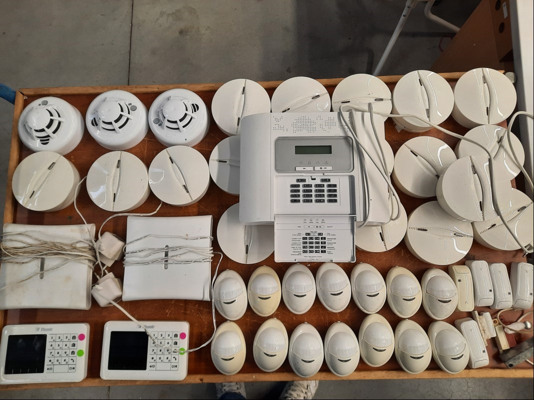 Teile aus Alarmanlage Visonic EMA PowerG, siehe Bilder, ungeprüft, keine Garantie auf Funktion und Vollständigkeit (ID=V16-12)