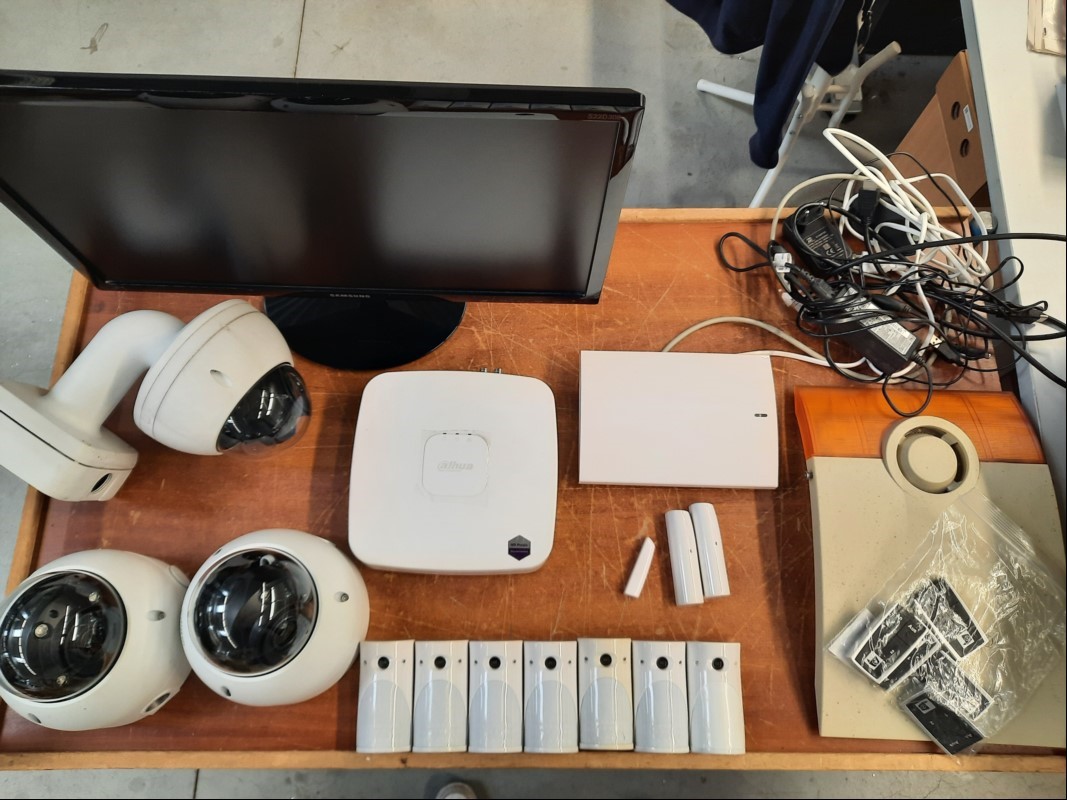 Teile aus Videofied Zentrale XT Überwachungsanlage, siehe Bilder, ungeprüft keine Garantie auf Funktion und Vollständigkeit (ID=V08-12)