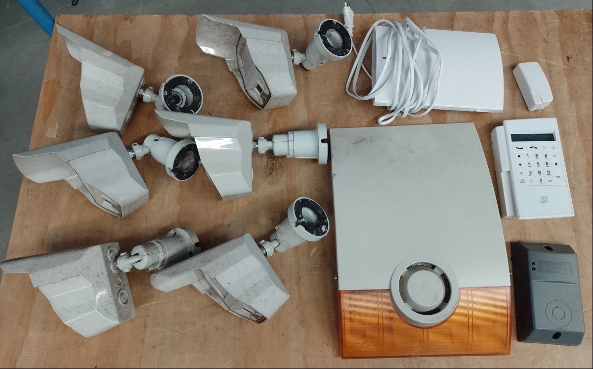 Teile aus Überwachungs-/Alarmanlage, Lieferumfang siehe Bilder, alles stark verschmutzt und komplett ungeprüft! (ID=V08-03)