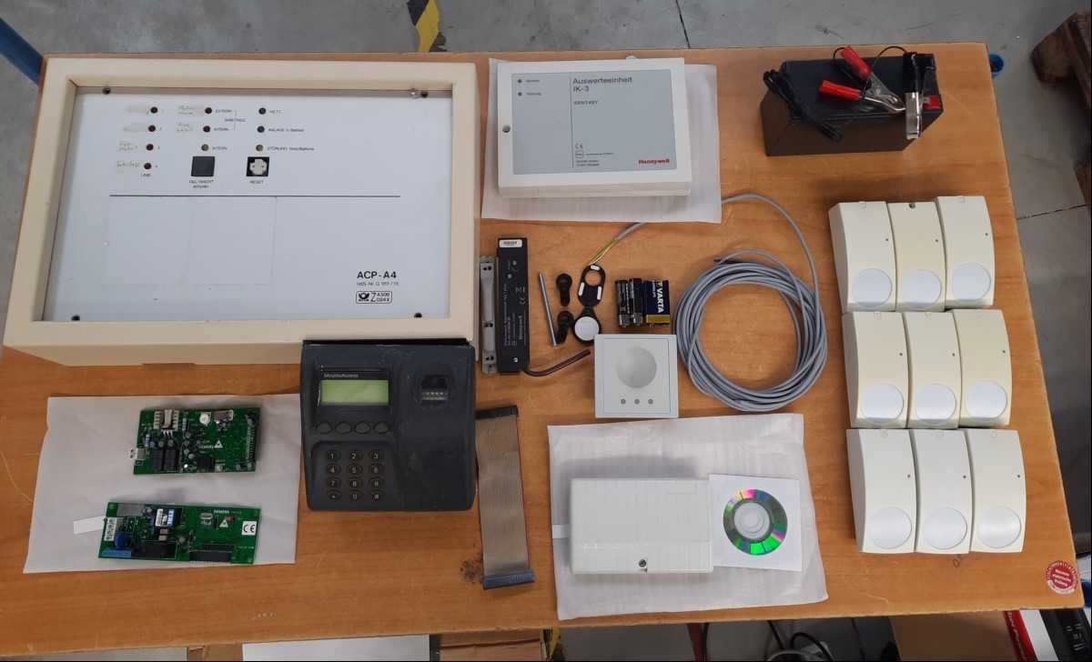 Teile aus  Fernmeldeüberwachungsanlage, alles ungeprüft, keine Garantie auf Vollständigkeit und Funktionen, Lieferumfang siehe Bilder, alle Angaben ohne Gewähr (ID=V13-82)