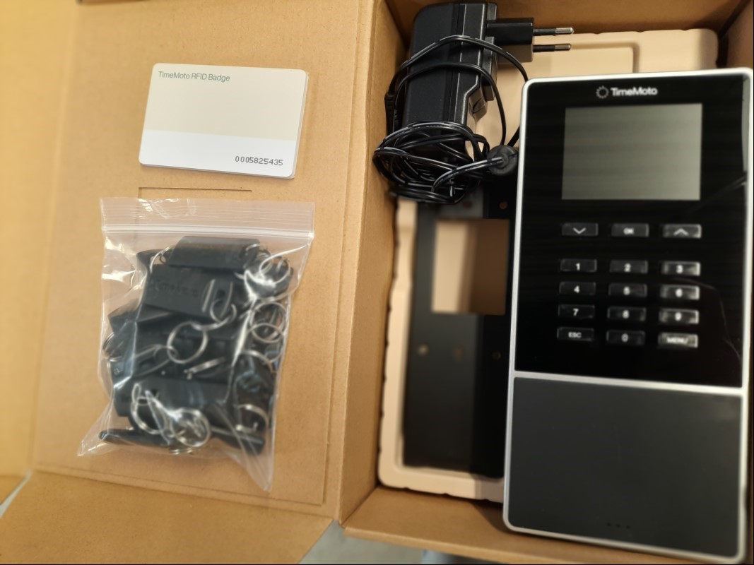 TimeMoto TM-616 Zeiterfassungsterminal in OVPmit5x TimeMoto RFID Badge Karten und 23x Schlüsselanhänger RFID Chips, Inbetriebnahme:2024, siehe Bild, komplett ungeprüft - keine Garantie auf Funktion und Vollständigkeit (ID=V10-94)