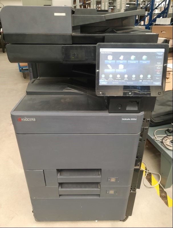 Kyocera Taskalfa 3253ci, SN:RFH1548435 , Inbetriebnahme 08.2024, 2 Papierkassetten, Unterschrank,rechts fehlt eine Abdeckung( siehe Bild) Zähler total: 64542 laut Statusseite, Ausdrucke gut, Gehäuse mit Abschürfungen und Verunreinigungen, Datenlös...