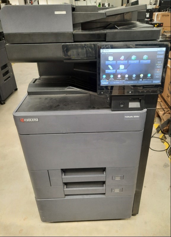 Kyocera Taskalfa 3253ci, SN:RFH1548440 , Inbetriebnahme 08.2024, 2 Papierkassetten, Unterschrank, Zähler total:59710 laut Statusseite, Ausdrucke gut, Gehäuse mit Abschürfungen und Verunreinigungen, Datenlöschung durchgeführt, Reinigung und Service...