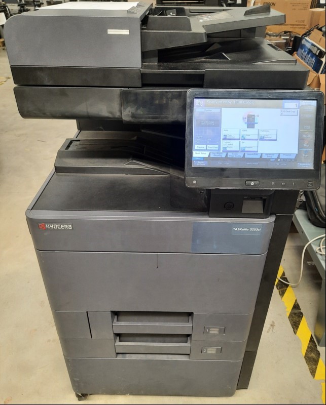 Kyocera Taskalfa 3253ci, SN:RFH1648984 , Inbetriebnahme 08.2024, 2 Papierkassetten, Unterschrank, Zähler total:124102 laut Statusseite, Ausdrucke gut, Gehäuse mit Abschürfungen und Verunreinigungen, Datenlöschung durchgeführt, Reinigung und Servic...