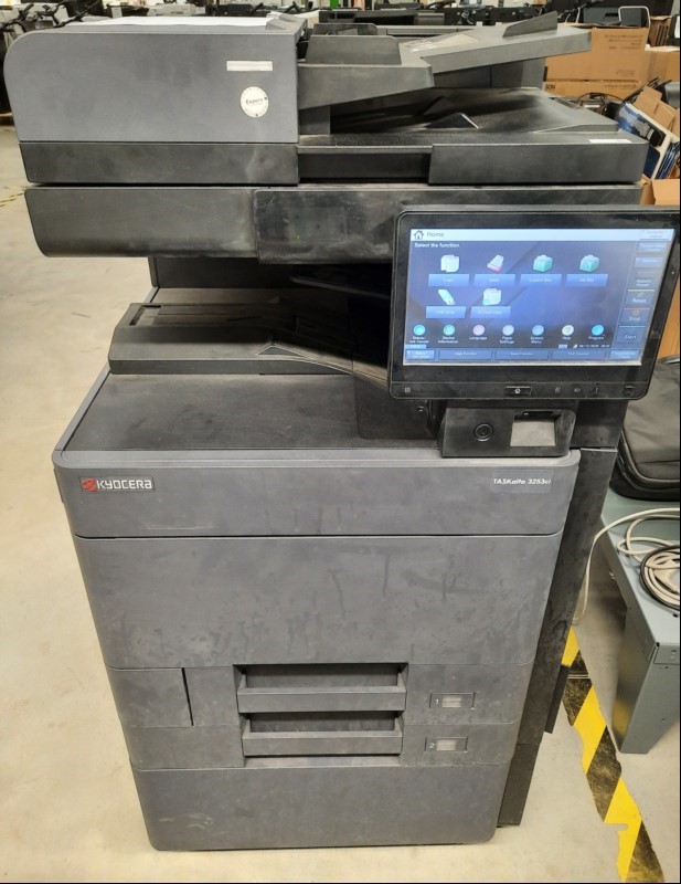 Kyocera Taskalfa 3253ci, SN:RFH1648992 , Inbetriebnahme 08.2024, 2 Papierkassetten, Unterschrank, Zähler total:20590 laut Statusseite, Ausdrucke gut, Gehäuse mit Abschürfungen und Verunreinigungen, Datenlöschung durchgeführt, Reinigung und Service...