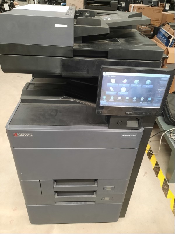 Kyocera Taskalfa 3253ci, SN:RFH1649055 , Inbetriebnahme 08.2024, 2 Papierkassetten, Unterschrank, Zähler total:10290 laut Statusseite, Ausdrucke gut, Gehäuse mit Abschürfungen und Verunreinigungen, Datenlöschung durchgeführt, Reinigung und Service...