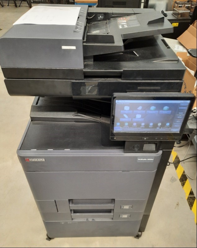 Kyocera Taskalfa 3253ci, SN:RFH1648982 , Inbetriebnahme 08.2024, 2 Papierkassetten, Unterschrank, Zähler total:99191 laut Statusseite, Ausdrucke gut, Gehäuse mit Abschürfungen und Verunreinigungen, Datenlöschung durchgeführt, Reinigung und Service...