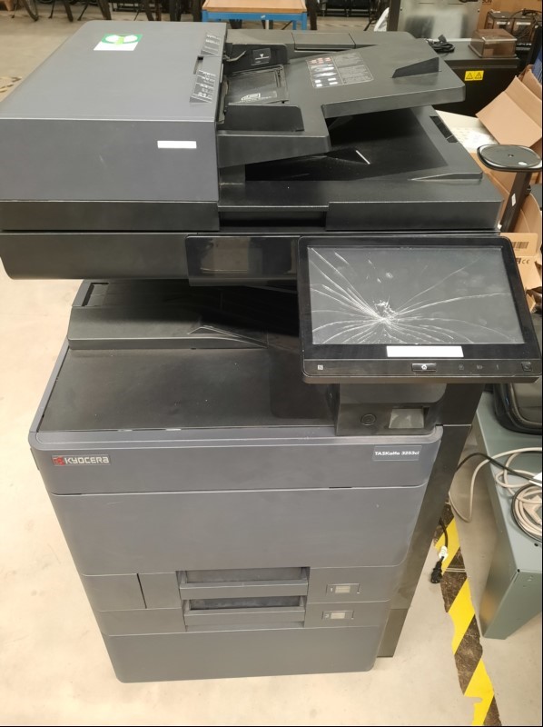 Kyocera Taskalfa 3253ci, SN:RFH1548525 , Inbetriebnahme 08.2024, 2 Papierkassetten, Unterschrank, Zähler total: unbekannt, Ausdrucke nicht möglich, Gehäuse mit Abschürfungen und Verunreinigungen, Display defekt, alles ohne Funktion Verkauf als def...