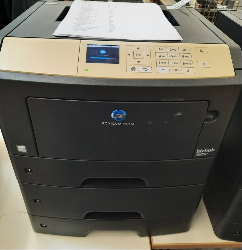  Laserdrucker Konica Minolta bizhub 4000P, Inbetriebnahme 04.2023 mit 3 Papierkassetten, Farb-Display, laut Testausdruck: 143063 gedruckte Seiten, Tonerrest bei ca. 50%, Anschlüsse: USB und Netzwerk,:  Testausdruck ok! Bedienfeld ist vergilbt! (ID...