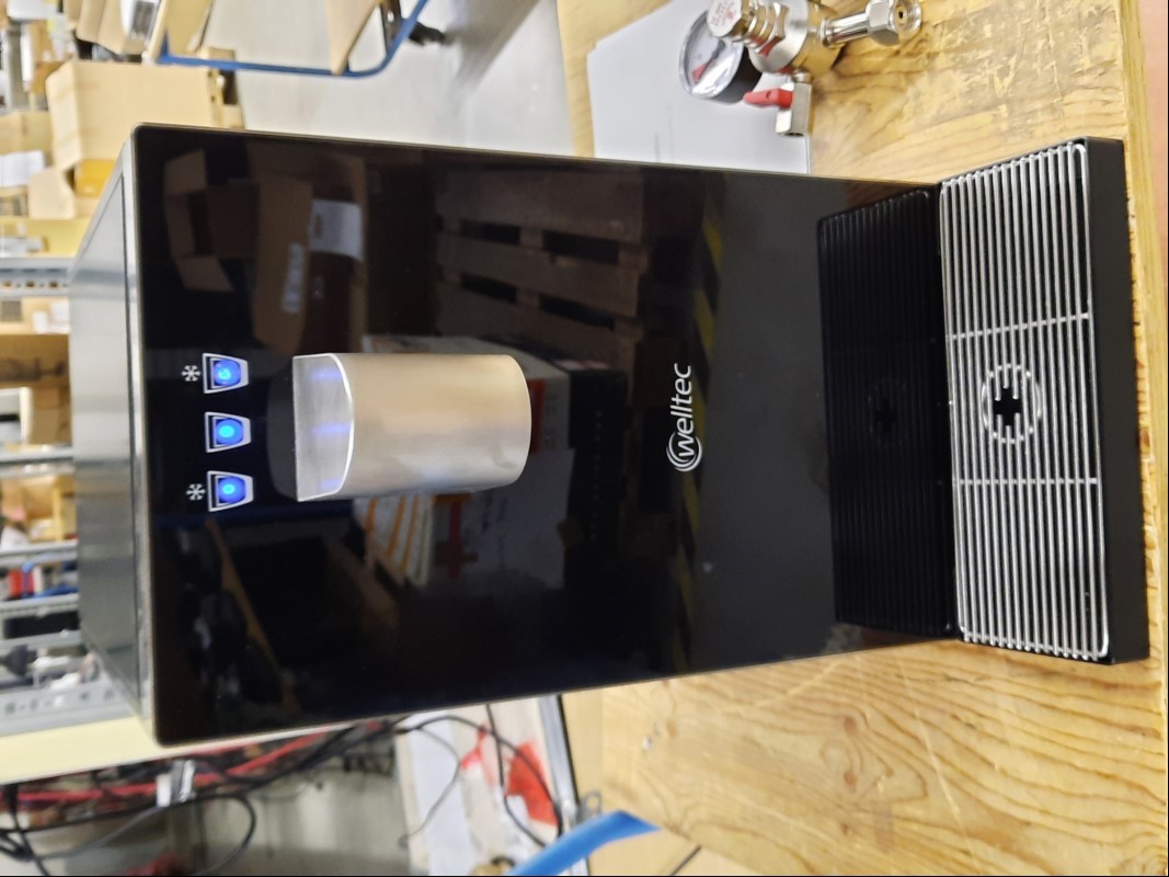 Tafelwasseranlage Welltec CUBE Compact mit Festwasseranschluss und Zubehör, Sticker-Klebereste an der linken Seite, siehe Bilder, Gerät nur elektrisch geprüft (Gerät lässt sich einschalten, LED\'s an der Front leuchten blau, keine weiteren Tests du...