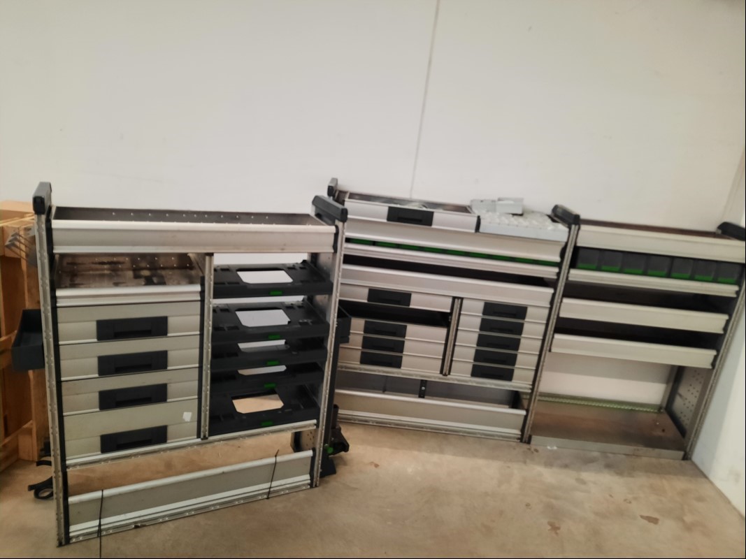 2x Fahrzeug-Einbauwerkzeugschränke für MB Sprinter (NR.2), teilweise starke Verschmutzungen besonders in den Schubfächern, siehe Bilder, Maße: ca. H:145,5cm, B: 238,5cm, T: 37,5cm und ca. H: 145,5cm, B: 115,5cm, T: 37,5cm, kein Versand/Verpacken, ...
