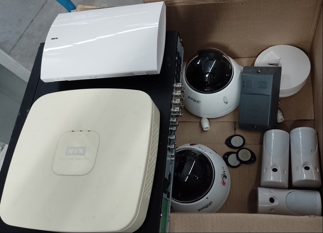 Alarmanlage Videofied bestehend aus Zentrale, 3 x RFD-Schlüsselanhänger,  2 x DOM-Kamera, 3 x Bewegungsmelder mit Kamera, 1 x Rauchmelder, 1 x Zutrittskontrolle, 1 x Digital Video Recorder Modell DHI-HCVR7208A-S2, 1 x Network Video Recorder Modell...