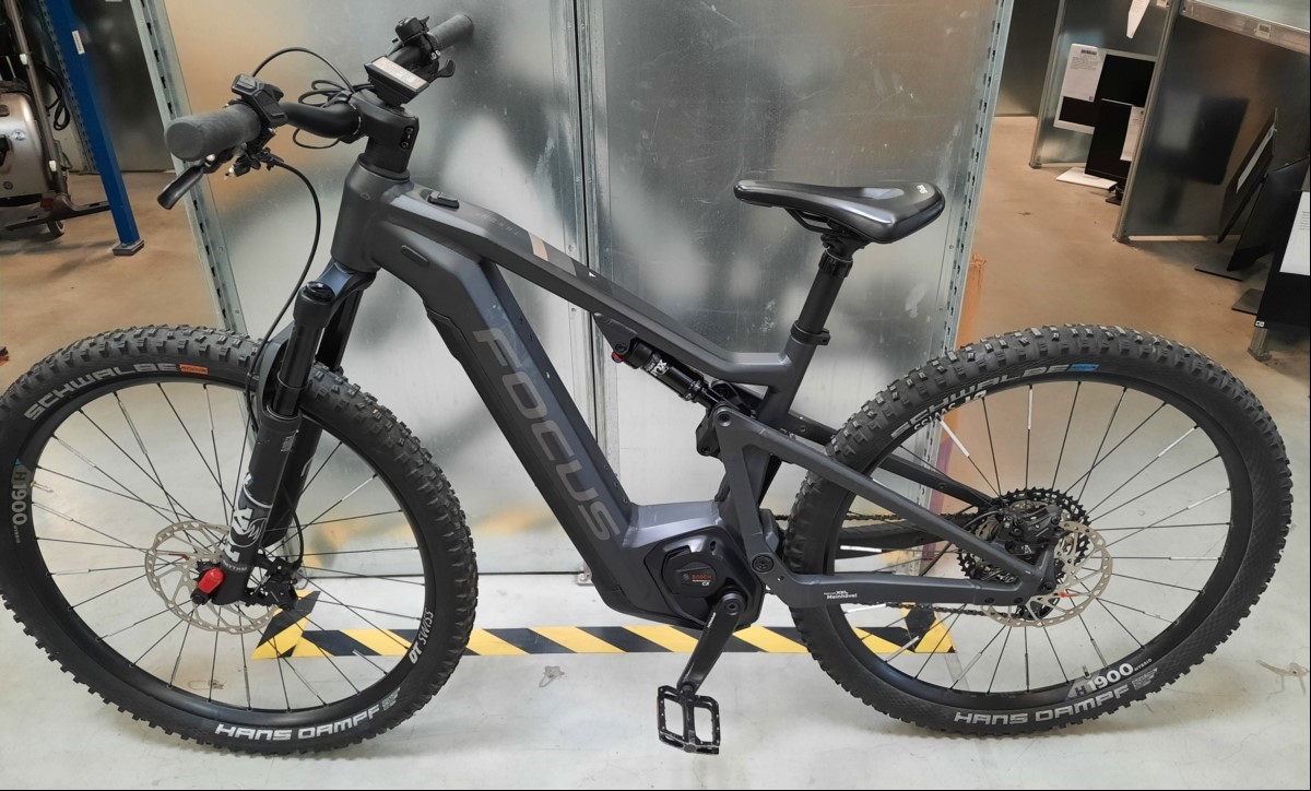 Thron, Farbe: schwarz, Rahmen: Aluminium, Rahmengröße: unbekannt, Reifengröße: 29", Bereifung: Schwalbe, Federgabel: Fox, Motor: Bosch Mittelmotor Performance Line CX, Display: Bosch Kiox 300, Schaltung: 12-Gang Kettenschaltung, Bremsen: Shimano, ...