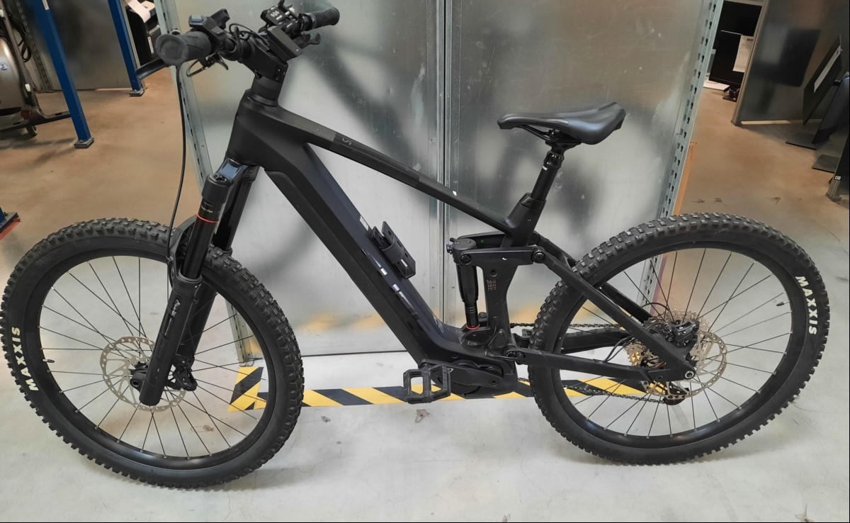 Cube Reaction Hybrid 160 HPC Farbe: schwarz, Rahmen: Aluminium Superlite, Rahmengröße: M, Reifengröße: 29", Bereifung: Maxxis, Motor: Bosch Mittelmotor Performance Line CX, Akku: Bosch PowerTube , Display: Bosch Kiox 300, Display defekt!!!!!! Scha...