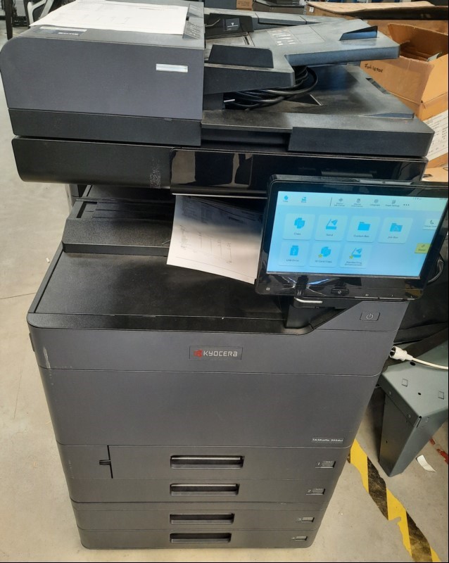 Kyocera TASKalfa 3554ci, SN: H563253839, 4 Papierkassetten, optisch gebrauchter Zustand, Abschürfungen am Gehäuse, Klebereste am Gehäuse, Zähler gesamt: ca.34217 laut Statusseite,  Ausdrucke gut, Reinigung und Service empfohlen, Inbetriebnahme 06....