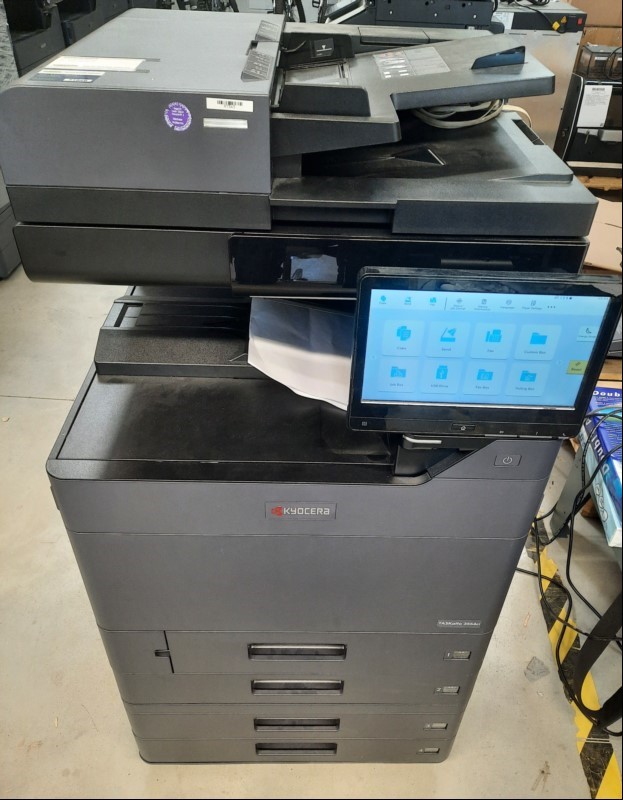 Kyocera TASKalfa 3554ci, SN:H563152841, 4 Papierkassetten,Faxkarte, optisch gebrauchter Zustand, Verschmutzungen am Gehäuse, Klebereste am Gehäuse, Zähler gesamt: ca.59507 laut Statusseite,  Ausdrucke gut, Reinigung und Service empfohlen, Inbetrie...