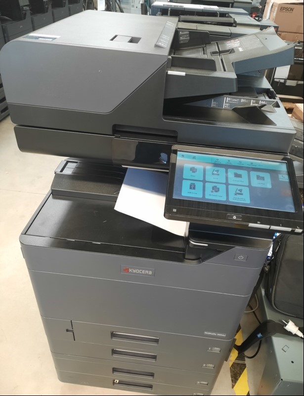 Kyocera TASKalfa 3554ci, SN: H563151687, 4 Papierkassetten, Duplex-Scanner DP 7160, optisch guter gebrauchter Zustand, Verschmutzungen am Gehäuse, Klebereste am Gehäuse, Zähler gesamt: ca.11034 laut Statusseite,  Ausdrucke gut, Reinigung und Servi...