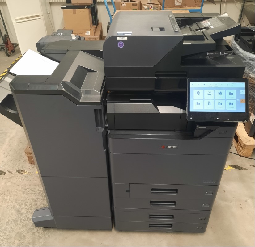 Kyocera TASKalfa 3554ci, SN: H563151923, 4 Papierkassetten, Faxkarte, Duplex-Scanner DP 7160, externer  Finisher, optisch guter gebrauchter Zustand, Verschmutzungen am Gehäuse, Klebereste am Gehäuse, Zähler gesamt: ca.66686 laut Statusseite,  Ausd...