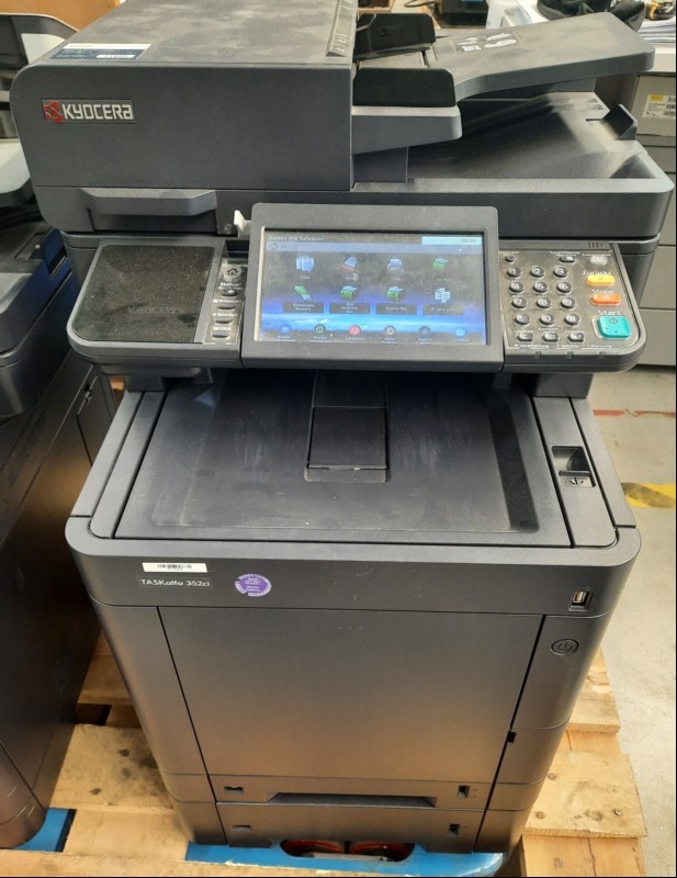 Kyocera TASKalfa 352ci, SN: RUY3234102, 2 Papierkassetten, optisch gebrauchter Zustand, Abschürfungen am Gehäuse, Klebereste am Gehäuse, Zähler gesamt: ca.27026 laut Statusseite,  Ausdrucke ok, Reinigung und Service empfohlen, Inbetriebnahme 06.20...