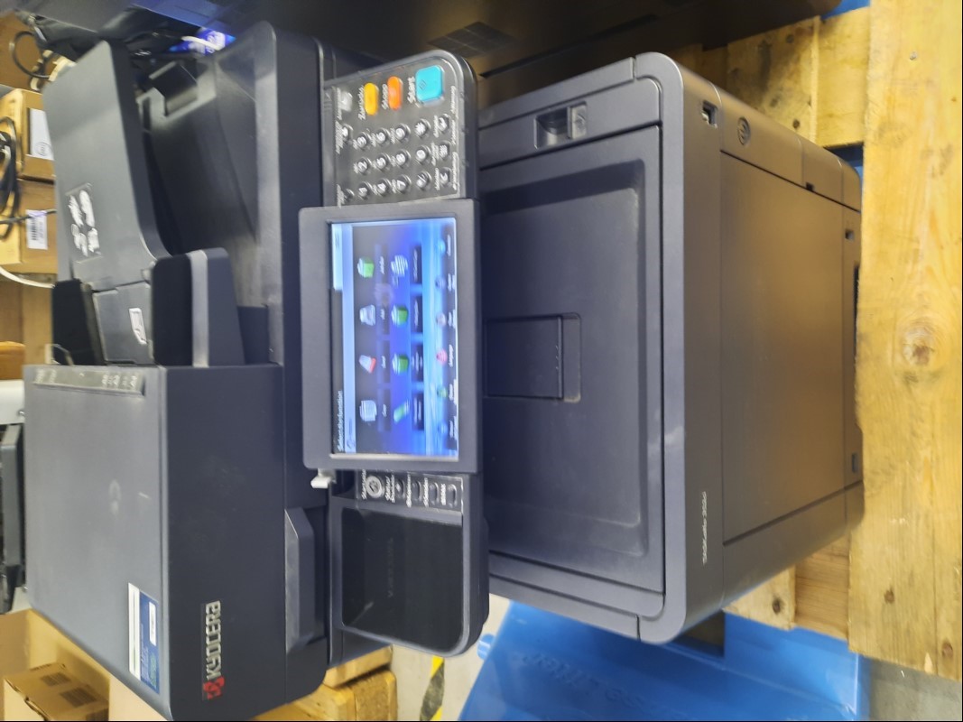 Kyocera TASKalfa 352ci, SN: RUY3233259, optisch gebrauchter Zustand, Abschürfungen am Gehäuse, Klebereste am Gehäuse, Zähler gesamt: ca.3250 laut Statusseite,  Ausdrucke ok, Reinigung und Service empfohlen, Inbetriebnahme 06.2023, keine Garantie a...