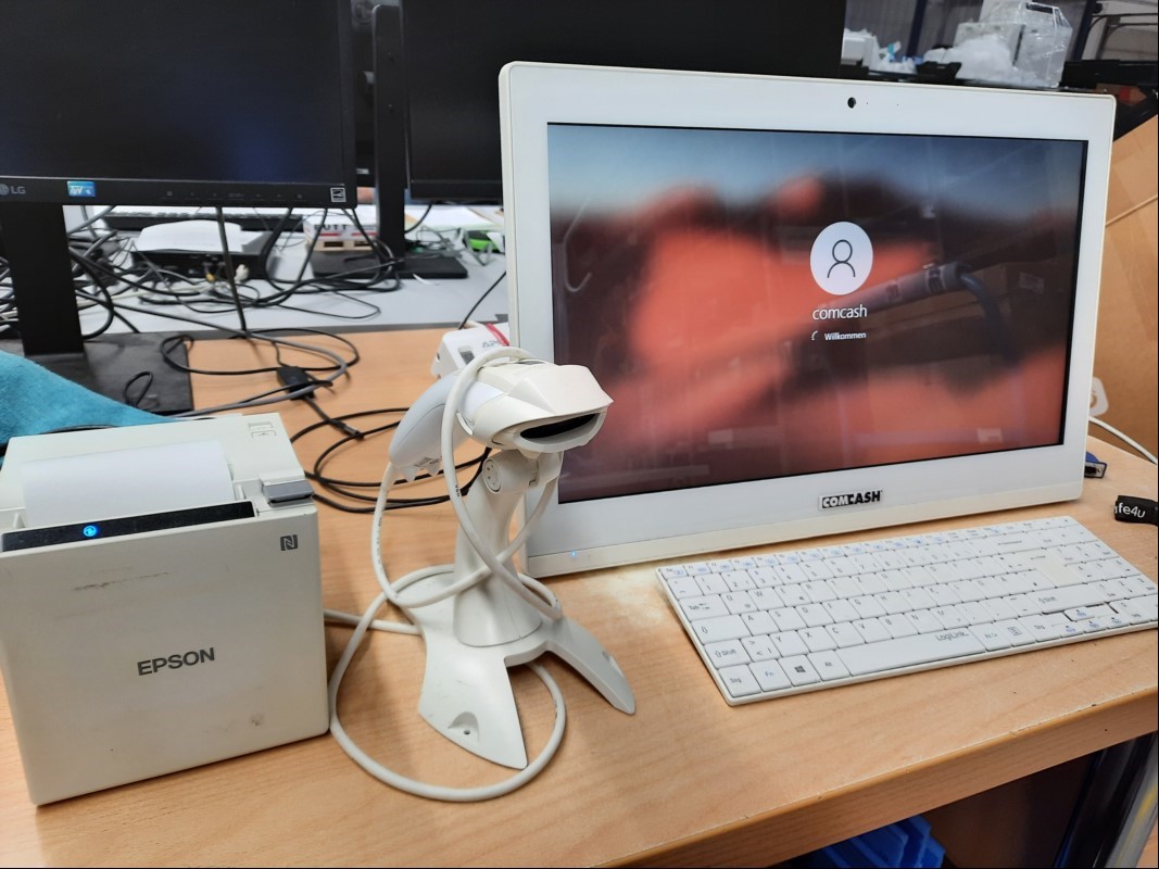 Teile aus ComCash Kassensystem mit Comhair Shuttle AIO Touch-PC Model P90U, inkl. Netzteil (Gerät lässt sich einschalten und bedienen,Touch-Funktion ok, keine weiteren Tests durchgeführt), Epson TM-m30 Model: M335A, inkl. Netzteil (Gerät lässt sic...