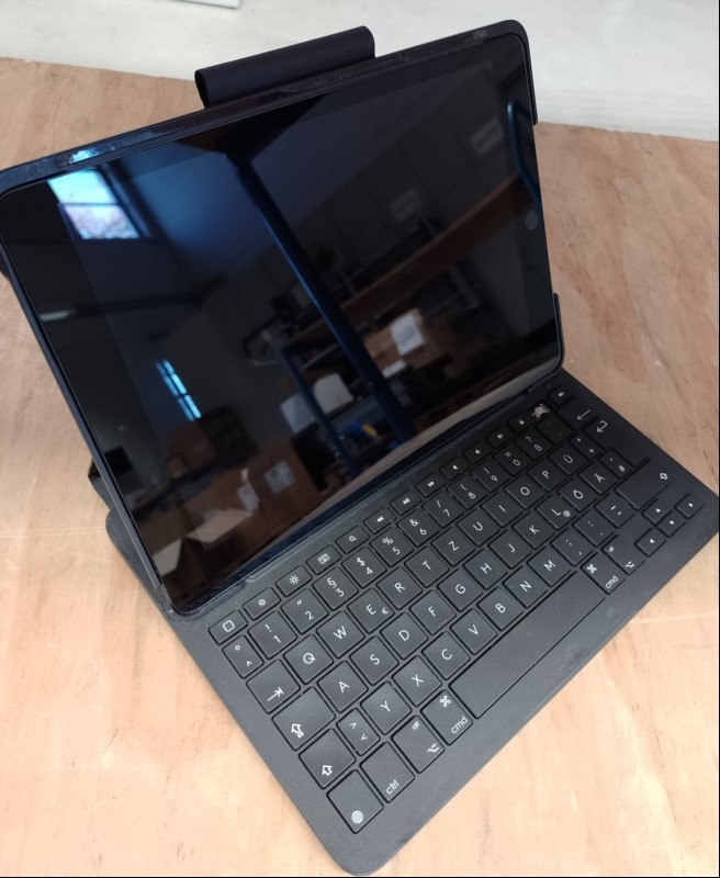 Apple iPad (9. Generation) Wi-Fi 256 GB space grau (Modell: MK2N3FD/A - SNr.: CVV7P6P7LV), mit 25,9 cm (10,2\'\') Retina Multi-Touch-Display (2160 x 1620 Pixel), 256 GB Speicher, iPadOS: 26.1, Front- und Rückkamera, inkl. Netzteil + Kabel, Kratzspur...