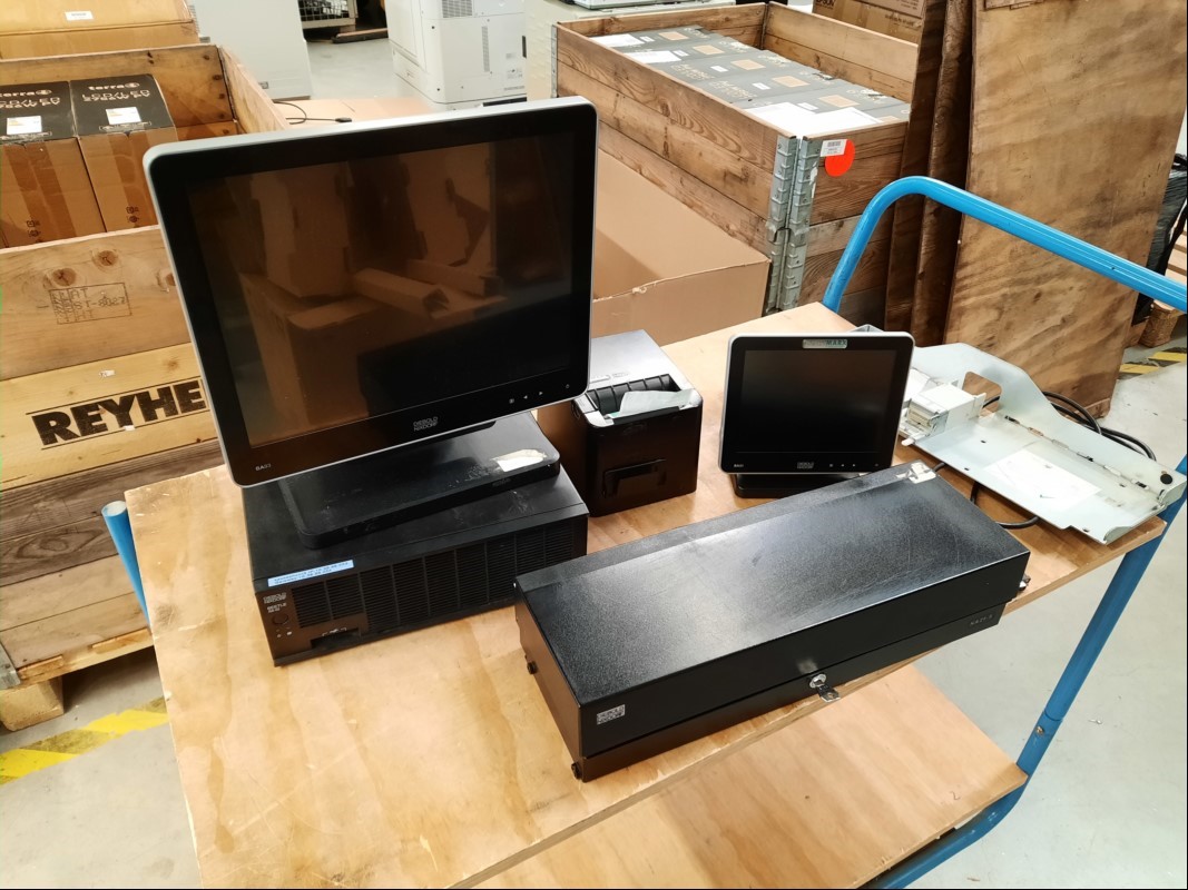 Teile aus Diebold-Nixdorf Kassensystem mit Beetle MIII Computerkasse, Kundendisplay, Bondrucker, Handscanner und Kassenlade(mit einem Schlüssel), siehe Bsp.-Bilder, komplett ungeprüft, keine Garantie auf Funktion und Vollständigkeit (ID=V11-62)