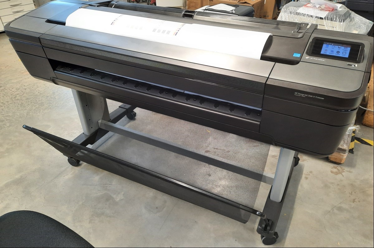 HP DesignJet Z6dr PostScript with V-Trimmer - 1118 mm (44") ;
Großformatdrucker - Farbe - Thermotintenstrahl - Rolle (111,8
cm) - 2400 x 1200 dpi - bis zu 1.1 Min./Seite (einfarbig)/ bis zu
1.1 Min./Seite (Farbe) - Gigabit LAN, USB-Host
Serien-Nr....