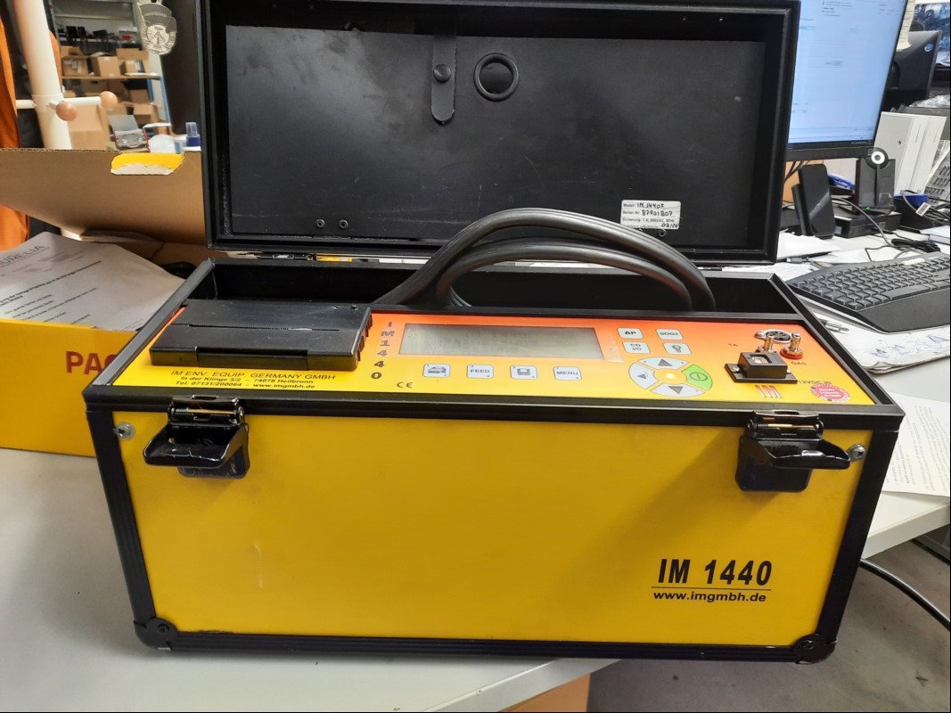 IM 1440F Messgerät zur Emissionsmessung an Flurförderzeugen im Transportkoffer (inkl. 2 Schlüssel), Gasentnahmesonde mit Flex-Rohr, Densitometer IM 900, Sondenspitze und Druckschlauch, RS232 Schnittstelle, Thermoschnelldrucker, siehe Bilder, Serie...