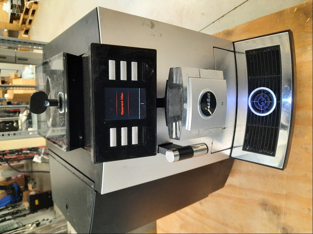 Kaffeemaschine Jura X8 platin Type: 739 , mit Tank und einem Schlüssel Inbetriebnahme 2023,Verschmutzung am Gehäuse wie auch im inneren z.B. Kalkspuren im Wassertank, siehe Bilder, nur elektrisch geprüft(Gerät lässt sich einschalten, keine weitere...