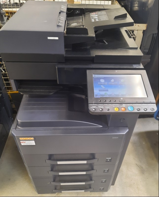 Utax 3262i inkl. Zubehör, SN: R881510269, 4 Papierfächer, Zähler:322504 gesamt, optisch guter Zustand, Ausdrucke gut, Wartung und Service empfohlen, keine weiteren Tests durchgeführt, keine Garantie auf Vollständigkeit und Funktion, KEIN VERSAND, ...