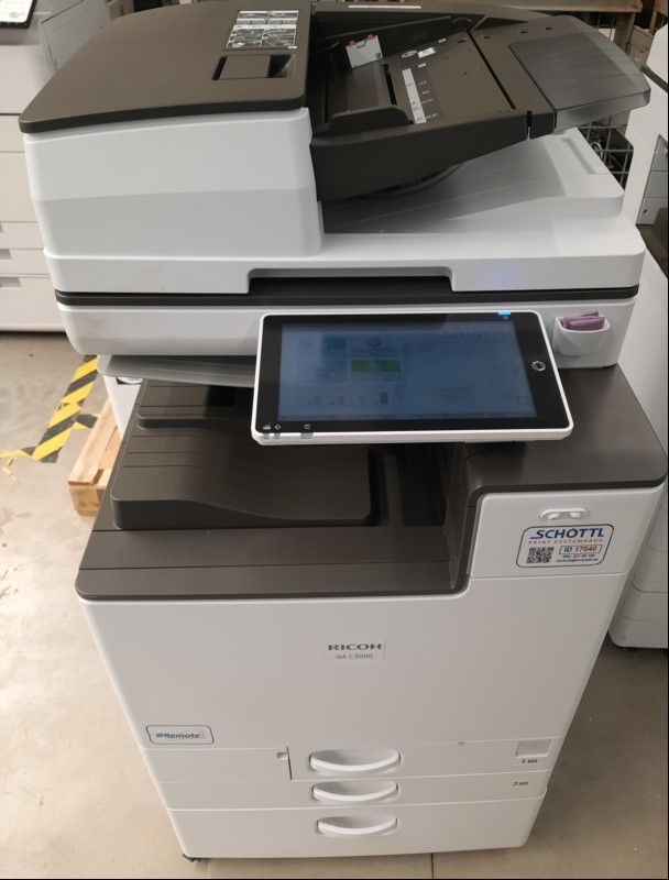 Ricoh Aficio IM C3000, SN: 3101R430053, 2 Papierkassetten,Duplex Scanner D3FF,  Rollen vom Unterschrank defekt, optisch gebrauchter  Zustand, Gehäuse mit Abschürfungen  Zähler gesamt: color ca. 9030 und bk ca. 1530  laut Statusseite, Ausdrucke gut...