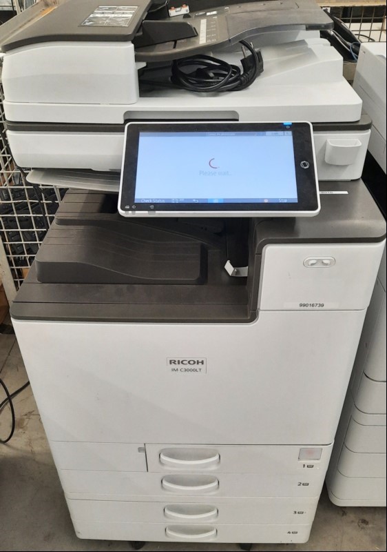 Ricoh Aficio IM C3000, SN:3102R200190, 4 Papierkassetten, optisch gebrauchter  Zustand, Gehäuse mit Verschmutzungen und Abschürfungen, Zähler unbekannt, Tonerstand unbekannt, Kopierer startet nicht. keine Funktion, zeigt nur im Display an "please ...