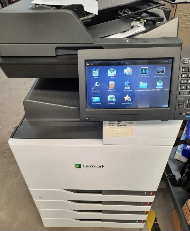 LEXMARK XC9235dte  inkl. Zubehör,  4 Papierfächer, Toner: c,m,y,= ca. 60%, Zähler: gesamt 226345, optisch gebrauchter  Zustand mit Verschmutzungen und Abschürfungen am Gehäuse, elektrisch geprüft Testausdrucke gut, Datenlöschung durchgeführt,  kei...
