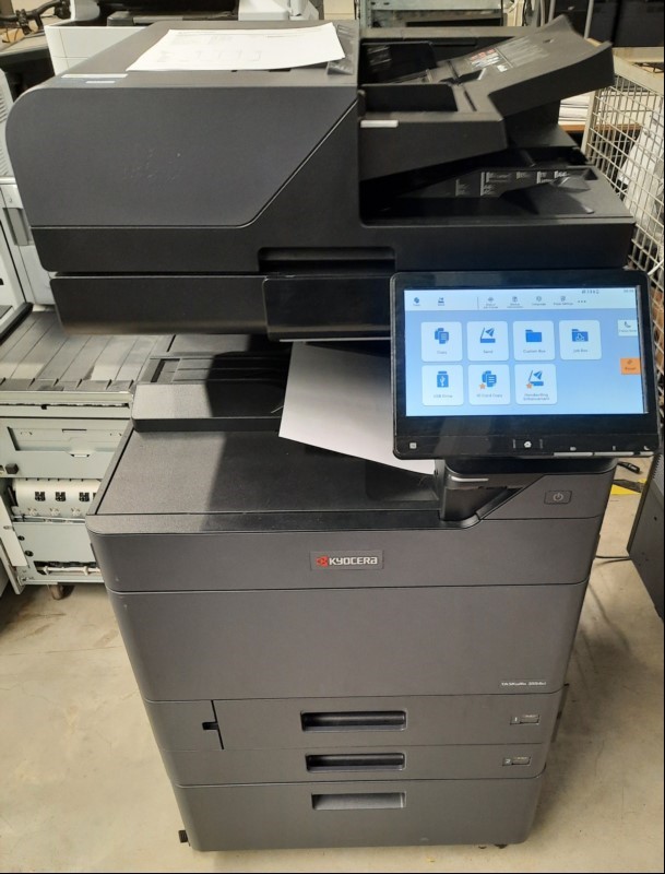 Kyocera TASKalfa 3554ci, SN: RVP2X22514, 2 Papierkassetten, Duplex-Scanner DP 7160, optisch guter gebrauchter Zustand, Verschmutzungen am Gehäuse, Klebereste am Gehäuse, Zähler gesamt: ca.55609 laut Statusseite,  Ausdrucke gut, Reinigung und Servi...
