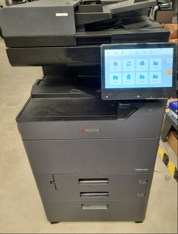 Kyocera TASKalfa 3554ci, 2 Papierkassetten, Unterschrank, Faxkarte, optisch guter  Zustand, Verschmutzungen am Gehäuse, Zähler gesamt: ca.56152 laut Statusseite, Ausdrucke gut, Reinigung und Service empfohlen, Inbetriebnahme 02.2022, keine Garanti...