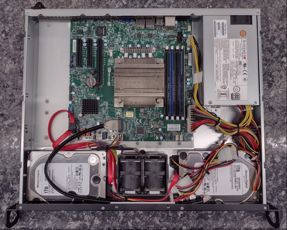 Supermicro Super Server Rack (1 HE) mit Intel Quad-Core Xeon E-2224G 3.50GHz (4-Kern), 32 GB RAM, 2x 1 TB (SATA) WDC WD1005FBYZ, ohne optisches Laufwerk, 2x USB 2.0 Anschluss, 2x USB 3.0 Anschluss, 2x LAN onboard, ASPEED onboard Grafikkarte, weite...